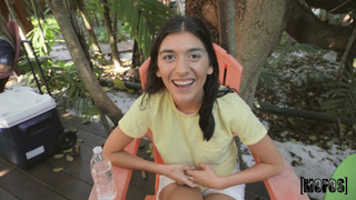 Сестра показала мне сиськи на природе, пришлось трахнуть ее при родственниках