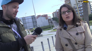 Два пикапера развели незнакомку на секс втроем на улице